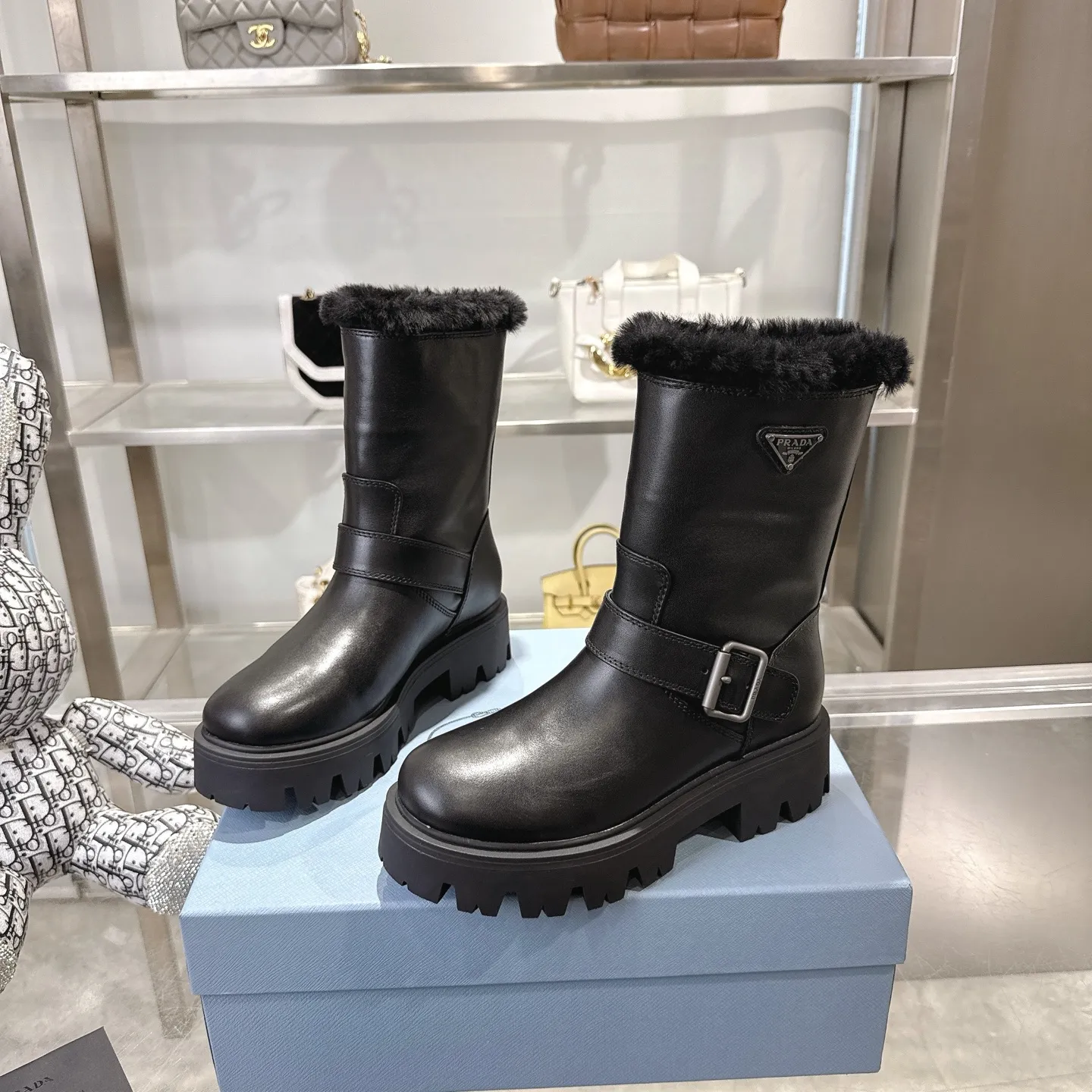 👟👟Ex-factory price 700👟👟 🔥Heavyweight🔥4050 Prada/PRADA autumn and winter snow boots counter new thick-soled anti-ski boots warm wool short boots, the same style as PRADA autumn and winter T-stage catwalk catwalk celebrity stars, original 1:1 replica, high-quality quality! The top version is comfortable on the feet and makes you look slimmer, elegant and intellectual! It is a rare pair of comfortable and warm casual snow boots! ❶Fabric: High mercerized cow suede/first layer cowhide ❷Lining: %100 pure wool imported from Australia ❸Feet: %100 pure wool imported from Australia ❹Outsole: Original TPU foam bottom Four-color women's sizes: 36–42. Complete packaging, with certified pure cotton bag after-sales service card.